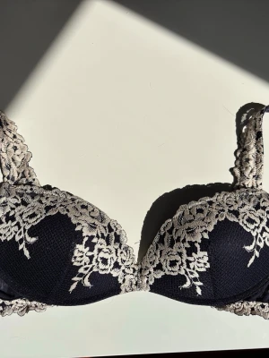 Intimissimi - Mörkblå intimissimi BH i modellen Gioia i strl 75C som aldrig kommit till användning. 