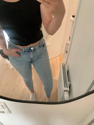 Ljusblå skinny jeans med hög midja - Säljer ett par ljusblå skinny jeans med hög. Jeansen har smal passform och är tillverkade i ett stretchigt denimtyg som sitter snyggt. Använda någon enstaka gång. Passar M-L