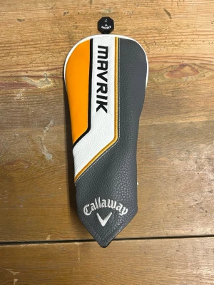 Callaway Mavrik headcover golf - Snygg headcover till golfklubba från Callaway Mavrik-serien. Fodralet är i konstläder med färgerna orange, vitt och mörkgrått samt broderad logga. Passar perfekt för att skydda din träklubba i bagen.