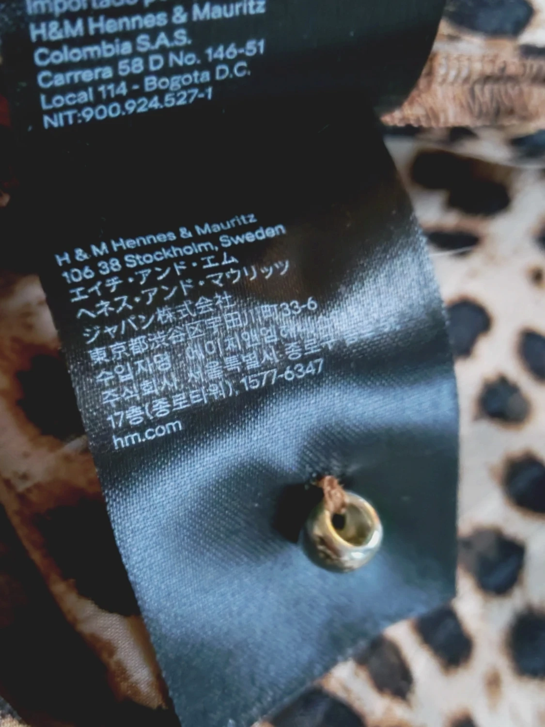 Ny Leopardmönstrad blus med pärlknappar str S - 3