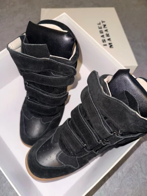 💜 Isabel Marant 42 EU Beckett Wedge Skor Heel Högklackat 41 - Säljer helt marants nya svarta wedge i beckett modellen, för höst och sommar🌞💜😃 storleken är 41-42 EU! Skriv vid frågar! 😊  10/10 skick, helt nya ~  Kartong och skor kommer, skriv eller bud till mig så svarar jag ‼️!  vi kan lösa det 🤩✨️  Först till kvarn, skickar imorgon!! 😄‼️  Först till kvarn såklart ;) ~