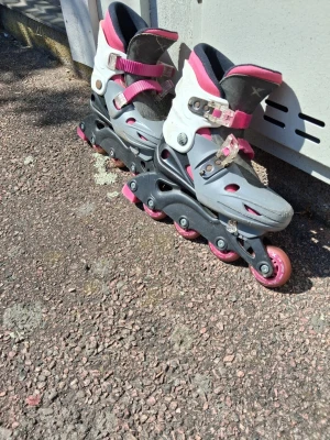 Grå och rosa inlines med spännen - Säljer mina inlines eftersom de inte används längre. De fungerar bra och är redo att användas direkt. Perfekta för dig som vill åka i sommar eller bara prova på utan att köpa nytt. Bra skick. Bekväma och fungerar som de ska. Säljs eftersom de bara ligger hemma. Hör gärna av dig om du har frågor eller vill komma och titta. Först till kvarn!