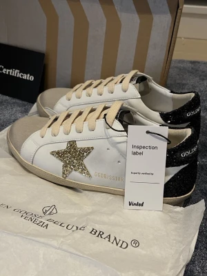 Golden Goose Superstar sneakers - Säljer nu mina 100% golden goose skor som är äktahetsverifierade av proffs på vinted, dem är även i ett väldigt bra skick och jag har tvättat dem med sko tvätt 😊