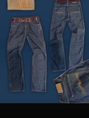  Nudie slim bootcut -  Nudie Slim Jim Bootcut i original raw denim som med tiden blivit svagt sunfadade på ett naturligt sätt. Den diskreta blekningen ger jeansen en stilren och unik look.  En tidlös look som fungerar till både vardag och mer uppklädda outfits. Midja är 31 och längden är 32. Tveka inte att ställa frågor 👍‼️