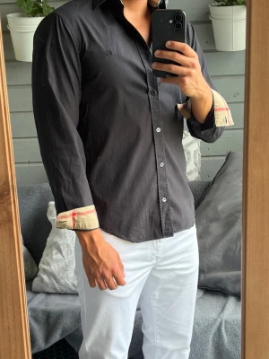 Burberry skjorta - Säljer denna stiliga Burberry skjorta i storlek S. Självfallet autentiskt! Passar dig mellan 165-175cm. Skjortan har inga defekter alls! Bara att kontakta vid funderingar!🌟