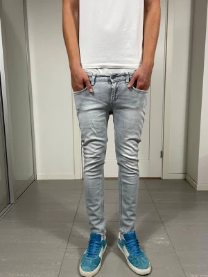 Dondup Jeans  - Säljer nu dessa Dondup Jeans, mått ca 35 o 94 cm. skriv för fler bilder/frågor🙌🏼