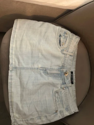 Söt jeans kjol  - Jättefin jeans kjol i storlek S. Midjemått 35 och längd 29. Fint skick! 🙏🏻