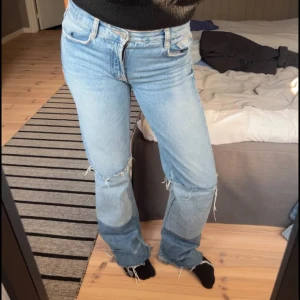 Slutsålda Zara jeans  - Säljer mina älskade slutsålda Zara jeans då de är lite för stora går inte att få tag på längre!❤️
