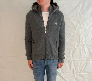 Moncler Tricot Cardigan Men's Grey - Grå Moncler-kofta i stickad modell, stl L, mycket gott skick.