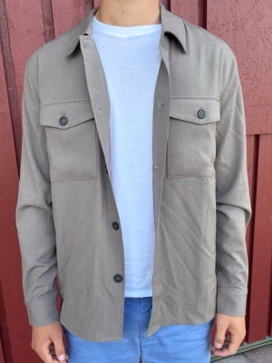 Lindbergh cardigan  - Sprillans ny endast testad men tog tyvärr bort prislapparna | Relaxed fit M | Modellen på bilderna är 187 | Väldigt bekväm | Hög kvalité | Nypris 1299kr | Priset är inte hugget i sten