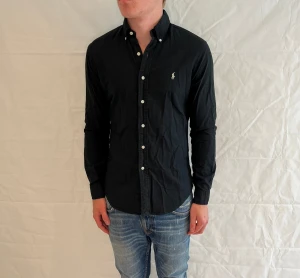 Polo Ralph Lauren Slim Fit Shirt Black Men's - Svart slim fit-skjorta i bomull, pre-owned i mycket gott skick.