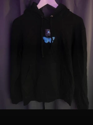The cool elephant hoodie  - The cool elephant hoodie i storlek XS. Säljer för att den inte kommer till användning. Den är lite sliten bak på fjärilen men annars jätte fin💕