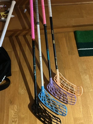 Innebandy klubbor i fint skick - Hör av er om ni är intresserade av någon sticka eller om ni vill ha närmre bilder på någon klubba.     •bra skick                                                                            •byten är väldigt intressant.                                         •Inga sprickor 