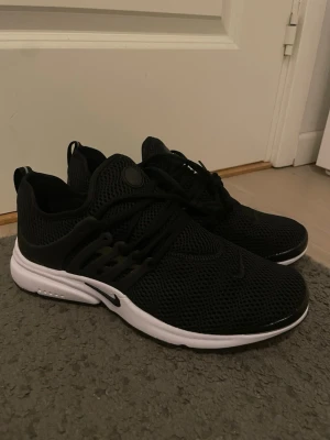 Nike Air Presto White Black  - Pris kan diskuteras vid snabbt köp 🙌              🚨‼️ Felaktig storlek på sko boxen och inuti skorna ”produktions fel” ÄKTA storlek = 45) innersulan har en längd på 29 CM ‼️🚨