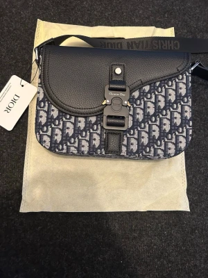 Medium saddle bag  - Helt ny väska. Skicka meddelande vid frågor. Kolla även in mina andra annonser.