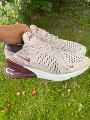 Nike Air Max 270  Barely Rose sneakers stl 38 - Jättefint skick finns några minimala hål i meshen enligt bilder som man knappt ser 
