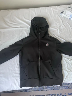 Svart hoodie med dragkedja från Moncler - Ejj äkta 