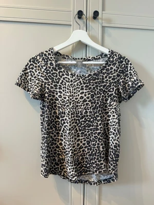 Leopardmönstrad t-shirt - Leopardmönstrad t-shirt från Lindex i storlek XS! 🐆 