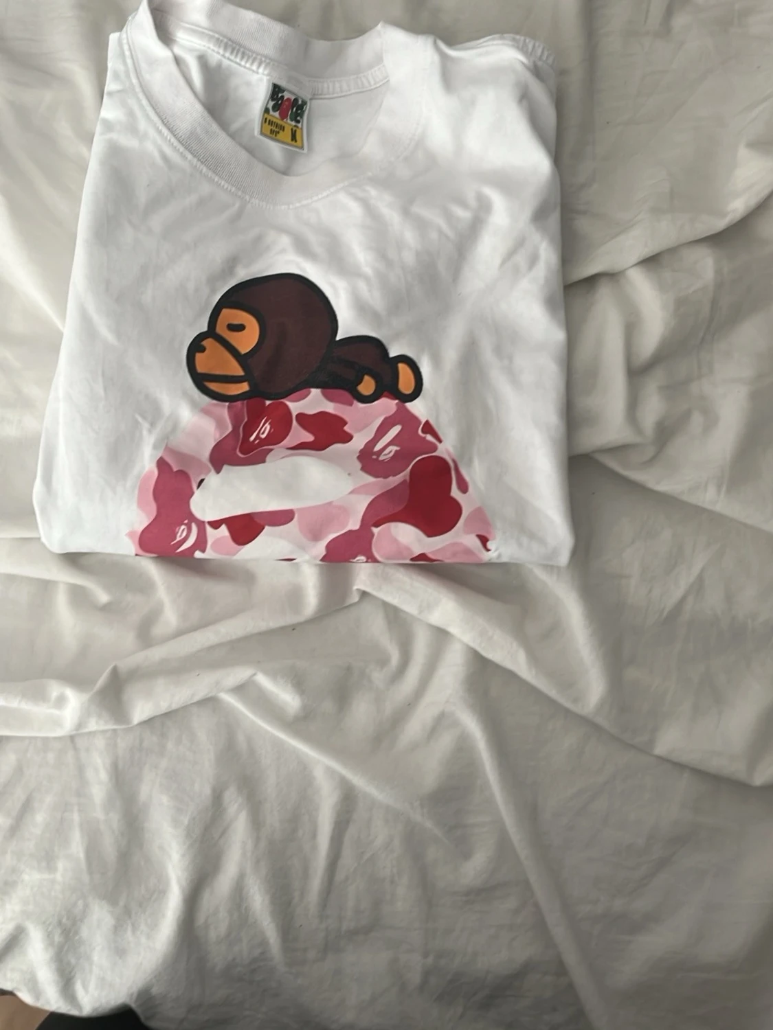 Vit BAPE t-shirt med rosa camomönster - 4