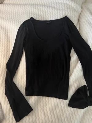 Svart långärmad topp med vid ärm - En svart långärmad topp med slits på armarna, säljer då den blivit för liten och inte kommer till användning. Använt fåtal gånger 💗