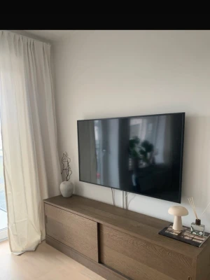 Vita gardiner i bouclétyg - Säljer ett par stilrena vita gardiner i bouclétyg som ger ett mjukt och exklusivt intryck till rummet. 250cm. Helt nya och endast uppsatta en gång men tyvärr för långa. 2 längder🌸