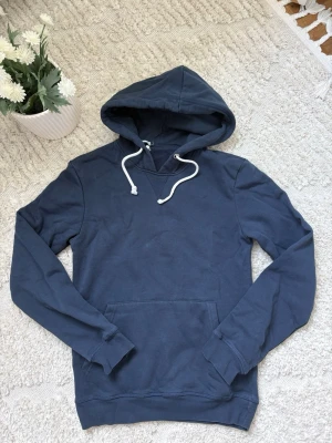 Pier one Hoodie - Säljer denna sjukt snygga pier one hoodie för endast 200kr! Hoodien är i S men passar bäst för dig som är 160-170cm! Liten defekt på etiketten men inget man ser när den är på.