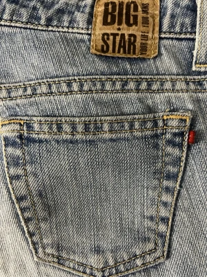 Big Star jeans - Säljer ett par ljusblå jeans från Big Star med raka ben. Köpte här på plick för ca ett år sen och har bara använt en gång. Säljer för de är för små för mig i midjan. Annars är de väldigt fina vintage jeans. Skriv vid frågor 💕