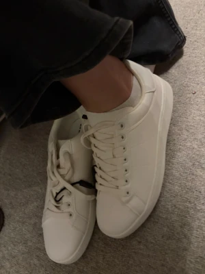 Vita sneakers från Zara - Stilrena vita sneakers från Zara. Helt oanvända, prislapp kvar samt dustbag.🥰💗 Blev fel storlek därför måste jag tyvärr sälja