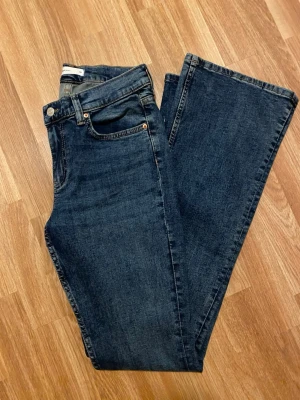 Mörkblå bootcut jeans i storlek 38 - Säljer ett par mörkblå bootcut jeans med låg midja. De är från Gina Tricot i storlek 38. Modellen heter Low tall bootcut jeans. Nypris 499kr, mitt pris 100kr. 