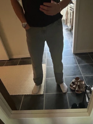 Grå jeans 32x33 - Midja 81.5cm | innersida ben 84cm | gråa jeans från Next i snygg rak passform