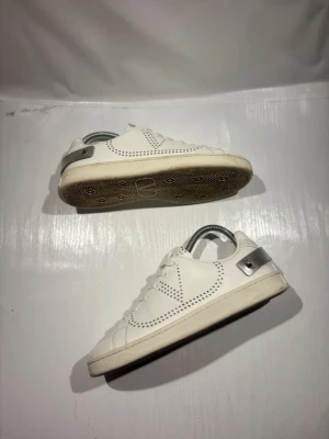 Valentino skor  - Hej! Säljer nu mina skor från märket Valentino, storlek 37 bra skick, allt på bilden ingår. Tveka inte på att höra av dig om du har frågor eller funderingar kring skorna! 