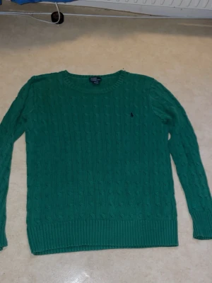 Grön kabelstickad tröja Polo Ralph Lauren - Snygg grön kabelstickad tröja från Polo Ralph Lauren i bra skick 