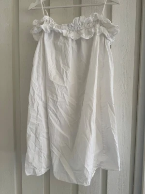 Fin vit klänning med volang  - Jättefin vit klänning ifrån H&M i storlek s🤎