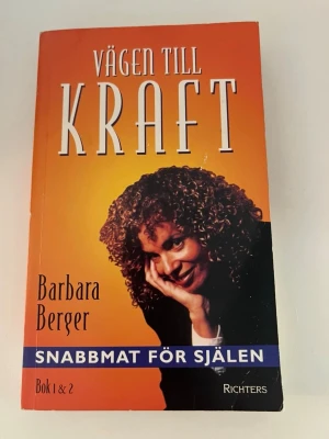 Vägen till kraft av Barbara Berger - Vägen till kraft – Snabbmat för själen av Barbara Berger är en pocketbok med orange omslag och vit text. Boken kombinerar bok 1 & 2 och ger inspiration och verktyg för personlig utveckling. Utgiven av Richters.