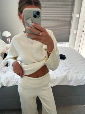 Stickat loungewear-set - Gräddvit stickad mjukis sett från Lounge! Materialet är super mjukt och byxorna har fina detaljer som tex fickorna där bak och den tjocka kanten. Tröjan är i S och byxorna XS (säljer pga av att byxorna är precis förkorta för mig som är 173cm se sista bild). 