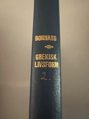 Greksik livsform 2 av Bonnard - En klassisk bok med blått hårdband och guldfärgad text på ryggen. Titeln är 'Grekisk livsform 2' av Bonnard. Perfekt för dig som gillar litteratur om antikens Grekland och kulturhistoria.