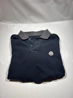 Moncler Pike långärmad  - Hej! Säljer nu min piké från märket Moncler , storlek S bra skick, allt på bilden ingår. Tveka inte på att höra av dig om du har frågor eller funderingar kring kavajen!
