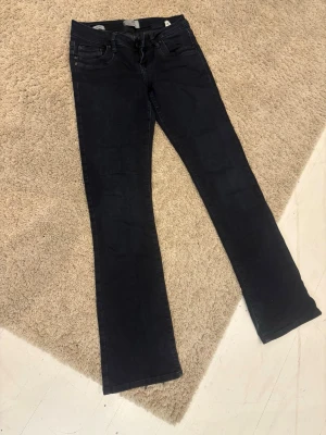 Mörkblå bootcut jeans - Säljer ett par svarta låmidjade jeans från LTB. Har använt fåtal gånger men nu kommer de inte till användning längre. Storleken är W26 och längd är L32.