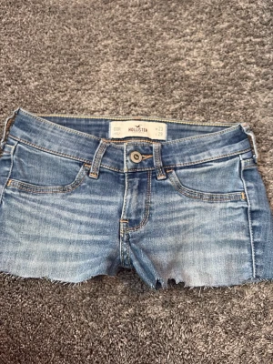 Hollister shorts - Köparen står för frakt. Säljer ett par fina shorts från Hollister med låg midja. Enkla och snygga shorts som passar perfekt till sommaren! 🤍✨ ✨ Märke: Hollister ✨ Storlek: W23 ✨ Modell: Lågmidjade ✨ Skick: Fint använt skick Hör gärna av dig om du har frågor eller vill ha fler bilder! 💕