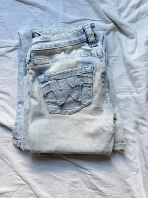 Kända Gina jeans ljusblå - Säljer dessa jeans som är i ett mycket gott skick! dom är andvända men inget synligt slitage. Är 172.5 och de passar perfekt i längden. Man kan ändra storlek i midjan. Pris kan diskuteras!