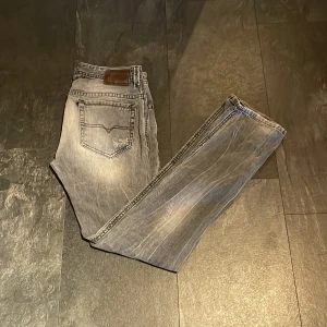 Grå diesel jeans med slitningar  - Grå jeans med tvärfeta slitningar och tvätt av märket diesel | Passform Slim/ slim-straight | strl W30 L32 | Mycket bra skick | 