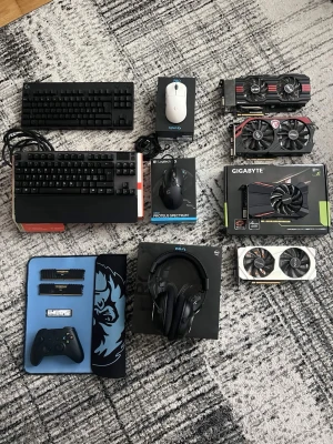 Gamingutrustning & Datorkomponenter (Logitech G PRO, GTX 1660, SSD m.m.) - Grafikkort & Komponenter: • GTX 1660 6GB (Vit): 800 kr • GTX 1050 Ti 4GB (Komplett): 500 kr • GTX 750 Ti 4GB: 250 kr • GTX 650 4GB: 200 kr • Kingston M.2 SSD 1TB: 499 kr • Corsair DDR4 16GB (2x8): 400 kr/st  Tillbehör: • Logitech G PRO X Headset: 499 kr • Logitech G PRO X Superlight (Vit): 499 kr • Logitech G PRO Tangentbord (Blue): 350 kr • Logitech G502 Proteus: 299 kr • SteelSeries Apex 7 TKL: 499 kr • Xbox-kontroll (Svart): 200 kr • Musmatta: 50 kr (eller gratis vid storköp)  Paketpris: 4899