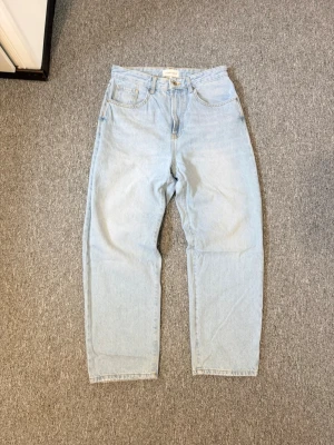 Ljusblå raka jeans från Pier One - Säljer ett par ljusblå jeans från Pier One med rak passform och klassisk femficksdesign. Hör av dig vid frågor eller behov av fler bilder!🤗