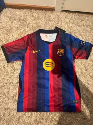  Barcelona kit 26/27 - Säljer en officiell Barcelona kit 26/27. I storlek 158-164. Pris kan diskuteras vid snabb affär. Fraktas samma dag som köp eller dagen därpå, 