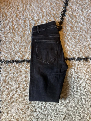Tiger of sweden jeans - Säljer ett par svarta THF jeans i slim fit. nypris 1600kr aldrig använda!