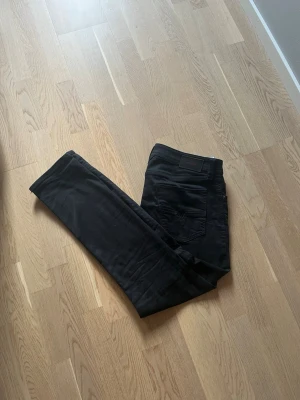 Disel jeans - Säljer ett par svarta disel jeans i storlek 32/32
