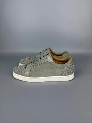 Christian Louboutin Seavaste Spikes Sneaker Grey | 43.5 - Sneakers i grått från Christian Louboutin. Mycket gott skick, storlek 43.5.