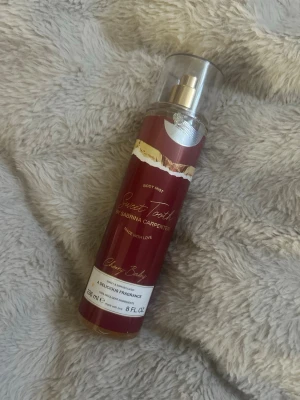 Sweet Tooth Cherry Body Mist - En body mist från Sabrina Carpenter med namnet Sweet Tooth Cherry Baby.  Innehåller 236 ml och har en sprayfunktion. Doften beskrivs som söt och fruktig med körsbärstoner. (Oanvänd)