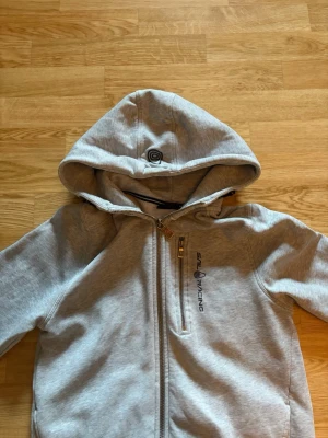 Sail racing  - Tjena, säljer denna feta sail racing zip hoodien. Använd fåtalet gånger. Nypris ~1000. Mitt pris 249. Pris kan diskuteras. Hör av er vid frågor eller funderingar!
