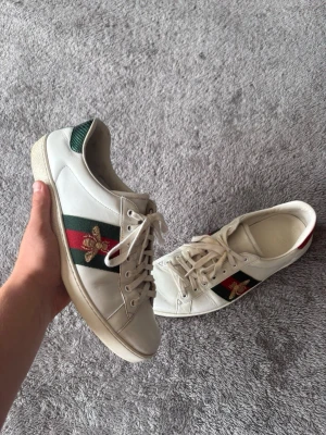 Gucci ace bee - Hej! Säljer ett par Gucci ace skor med bee mönster. Skick 8,5/10 inget og tyvärr rikigt härliga nu till skol starten🔹priset är ej hugget i sten, storlek uk9 43/44 eu